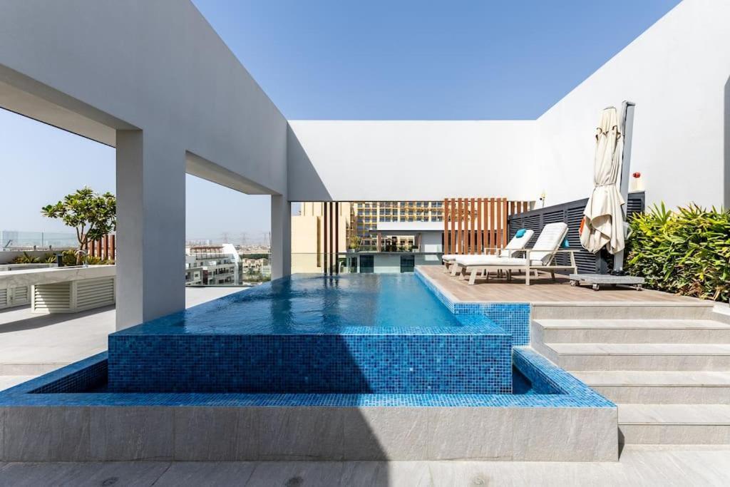 Waves - Comfortable Jvc With Balcony And Maids Appartement