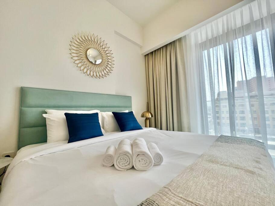 Appartement Waves - Comfortable Jvc With Balcony And Maids Dubaï