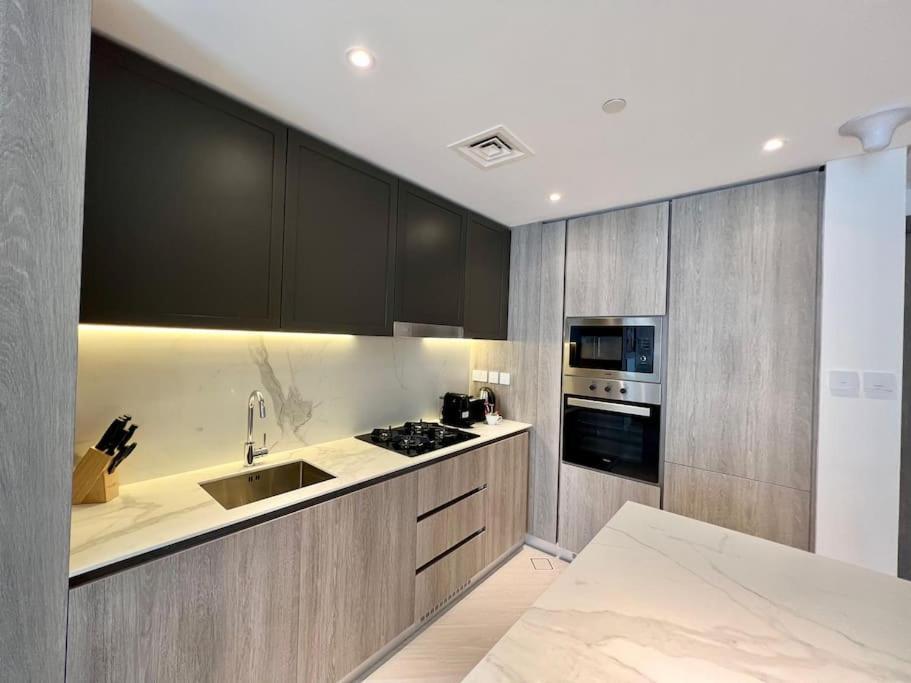 Waves - Comfortable Jvc With Balcony And Maids Appartement