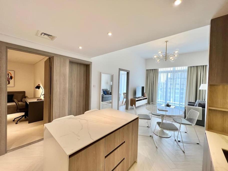 Waves - Comfortable Jvc With Balcony And Maids Dubaï