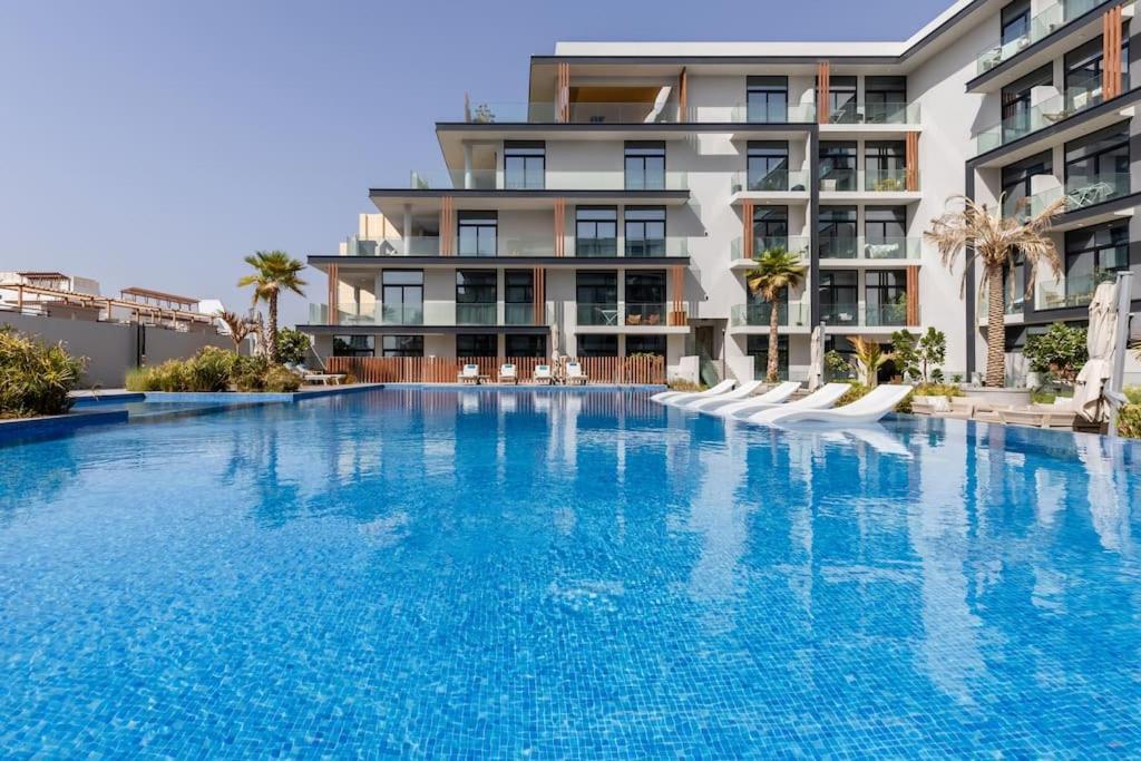Waves - Comfortable Jvc With Balcony And Maids Appartement