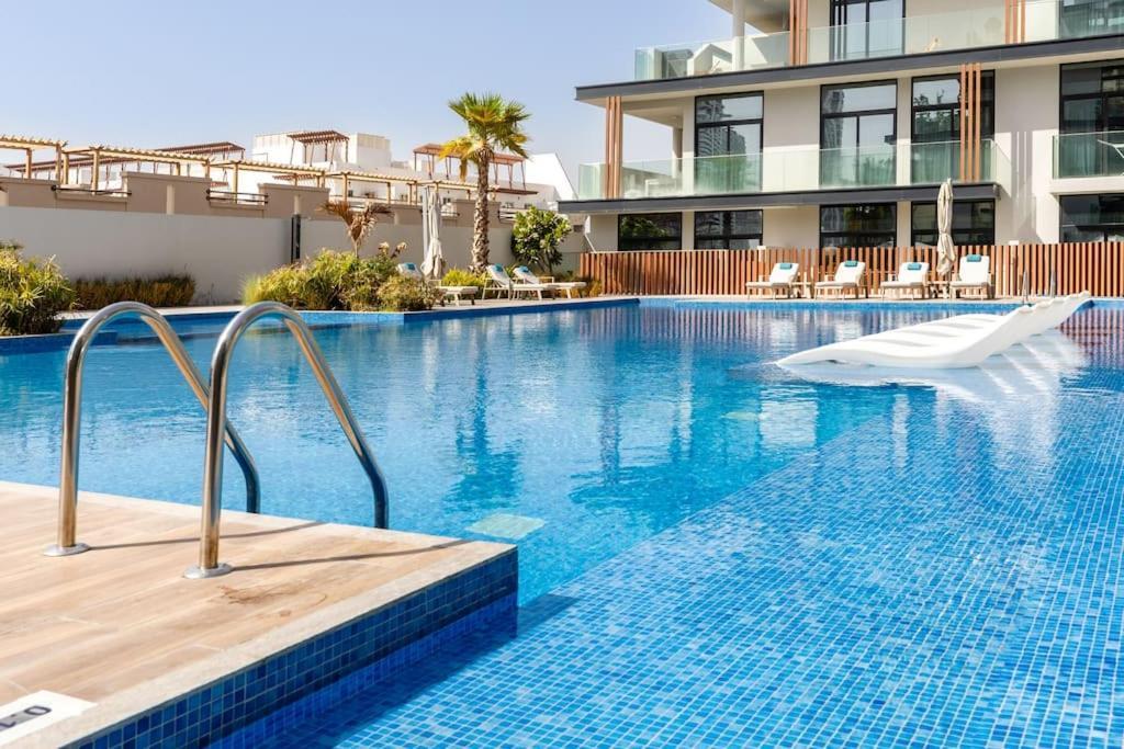 Waves - Comfortable Jvc With Balcony And Maids Appartement